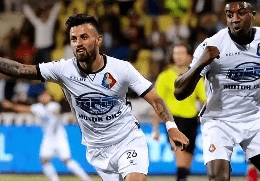 在新加坡举 在新加坡举